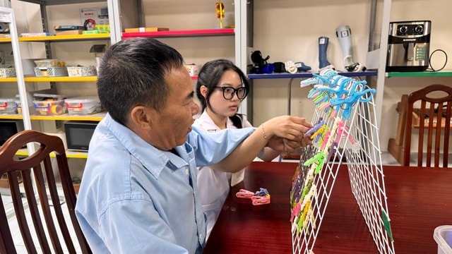 Những người thầy thuốc lặng lẽ níu giữ niềm vui tuổi già- Ảnh 2.