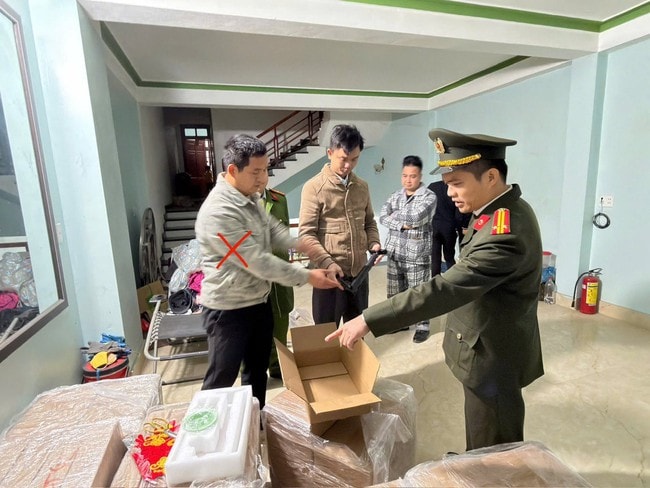 Triệt phá đường dây mua bán vũ khí quân dụng ngụy trang mặt hàng 'súng thông bồn cầu'- Ảnh 1. Triệt phá đường dây mua bán vũ khí quân dụng ngụy trang mặt hàng 'súng thông bồn cầu'- Ảnh 1.