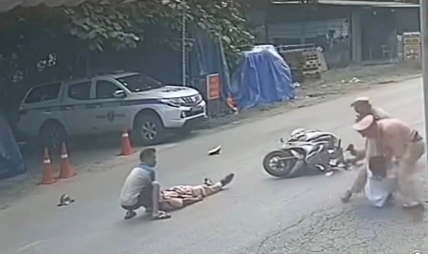 Tạm giữ 2 đối tượng lao xe vào CSGT- Ảnh 2. Tạm giữ 2 đối tượng lao xe vào CSGT- Ảnh 2.