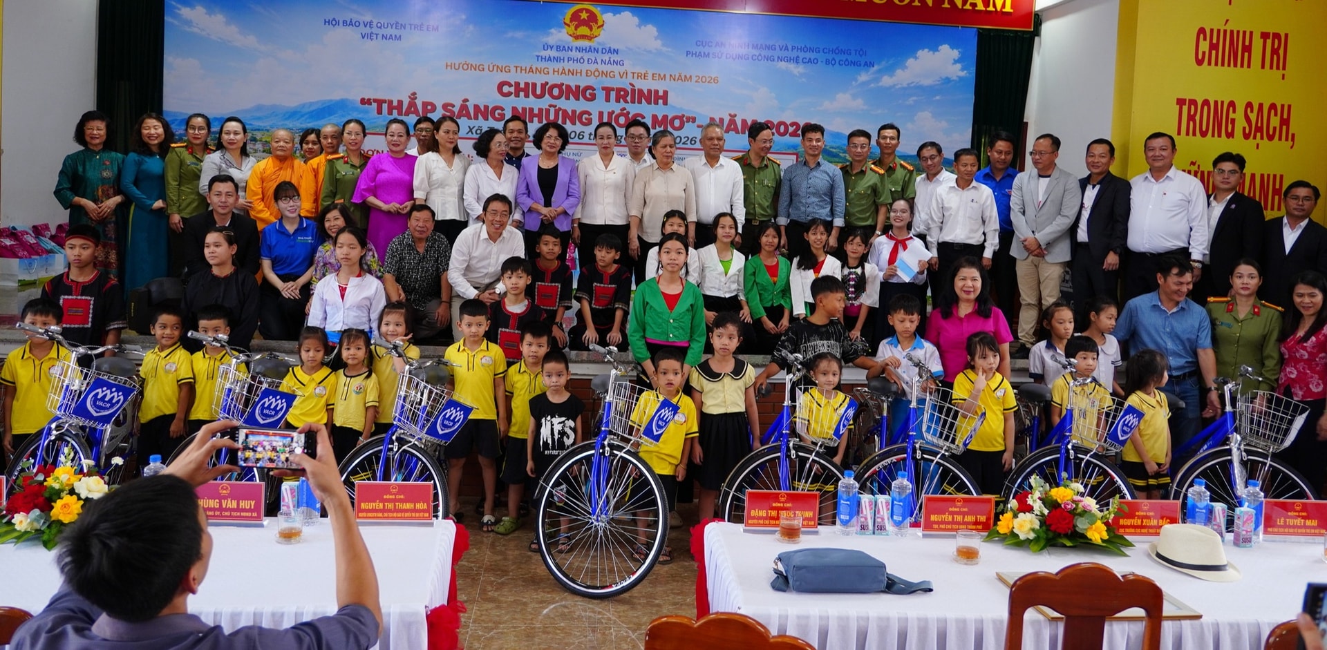 'Thắp sáng những ước mơ' cho hàng trăm trẻ em khó khăn- Ảnh 2. 'Thắp sáng những ước mơ' cho hàng trăm trẻ em khó khăn- Ảnh 2.
