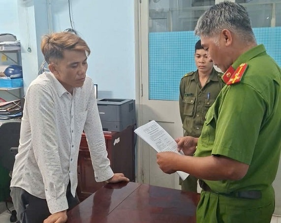 Bắt khẩn cấp đối tượng dùng dao đe dọa, giam lỏng Đoàn thẩm định tài sản thế chấp- Ảnh 1. Bắt khẩn cấp đối tượng dùng dao đe dọa, giam lỏng Đoàn thẩm định tài sản thế chấp- Ảnh 1.