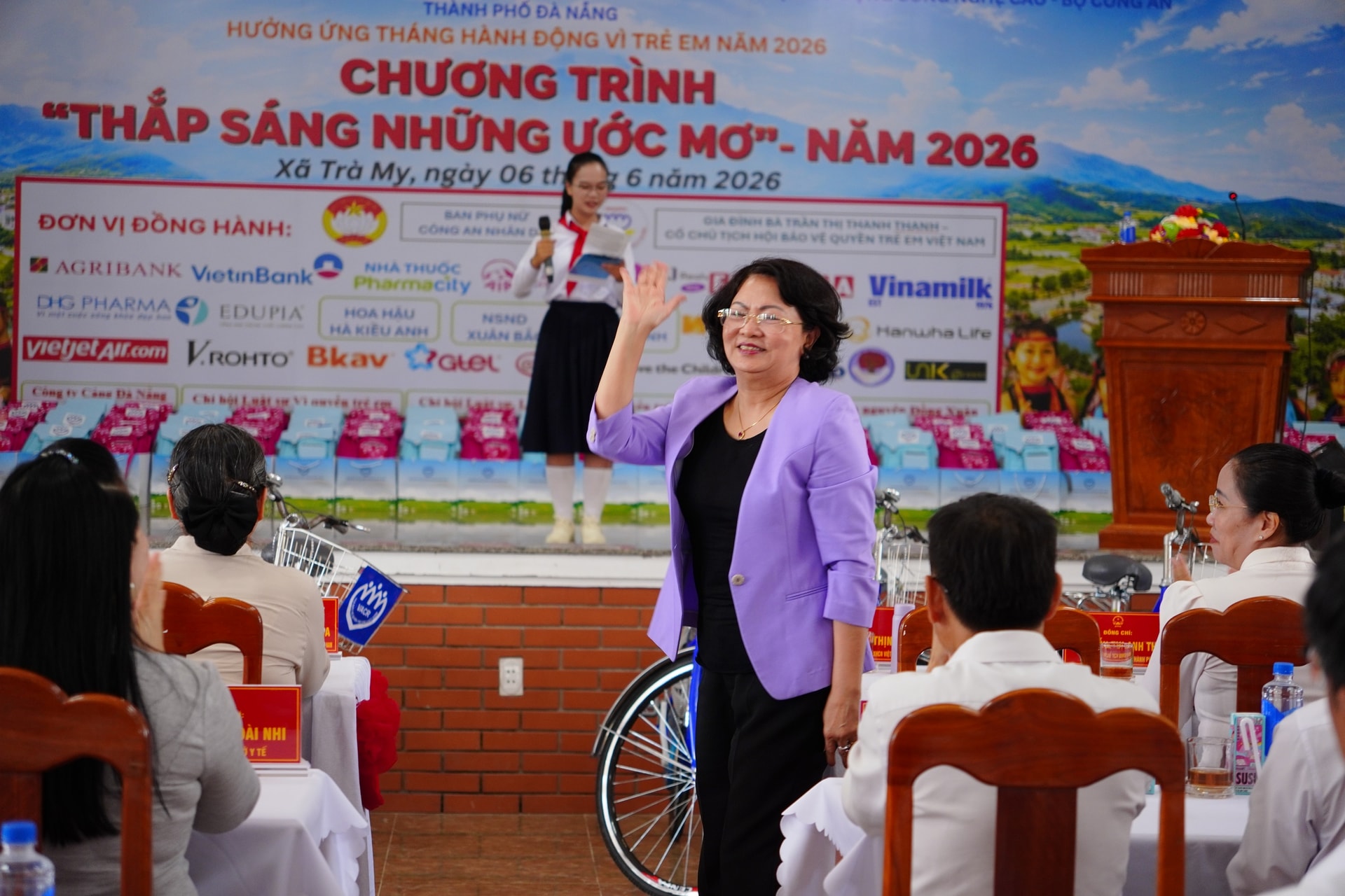 'Thắp sáng những ước mơ' cho hàng trăm trẻ em khó khăn- Ảnh 1. 'Thắp sáng những ước mơ' cho hàng trăm trẻ em khó khăn- Ảnh 1.