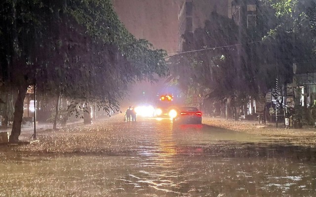 Nguyên tắc an toàn khi có mưa lớn người dân cần lưu ý- Ảnh 1. Nguyên tắc an toàn khi có mưa lớn người dân cần lưu ý- Ảnh 1.