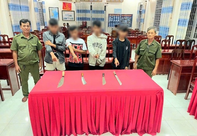 Hẹn nhau 'nói chuyện' bằng dao, nhóm thanh thiếu niên sa lưới trước giờ hỗn chiến- Ảnh 1. Hẹn nhau 'nói chuyện' bằng dao, nhóm thanh thiếu niên sa lưới trước giờ hỗn chiến- Ảnh 1.