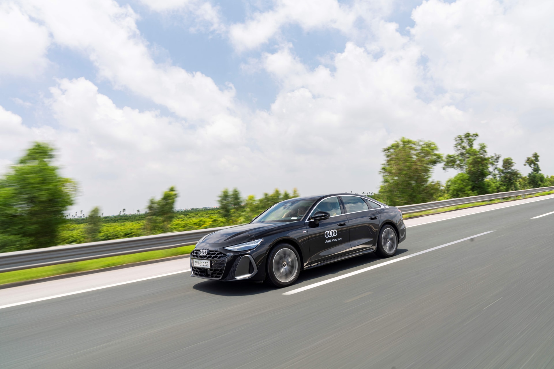 Cận cảnh Audi A6 S Line 2026: Đột phá công nghệ hiển thị và không gian số hóa - 10