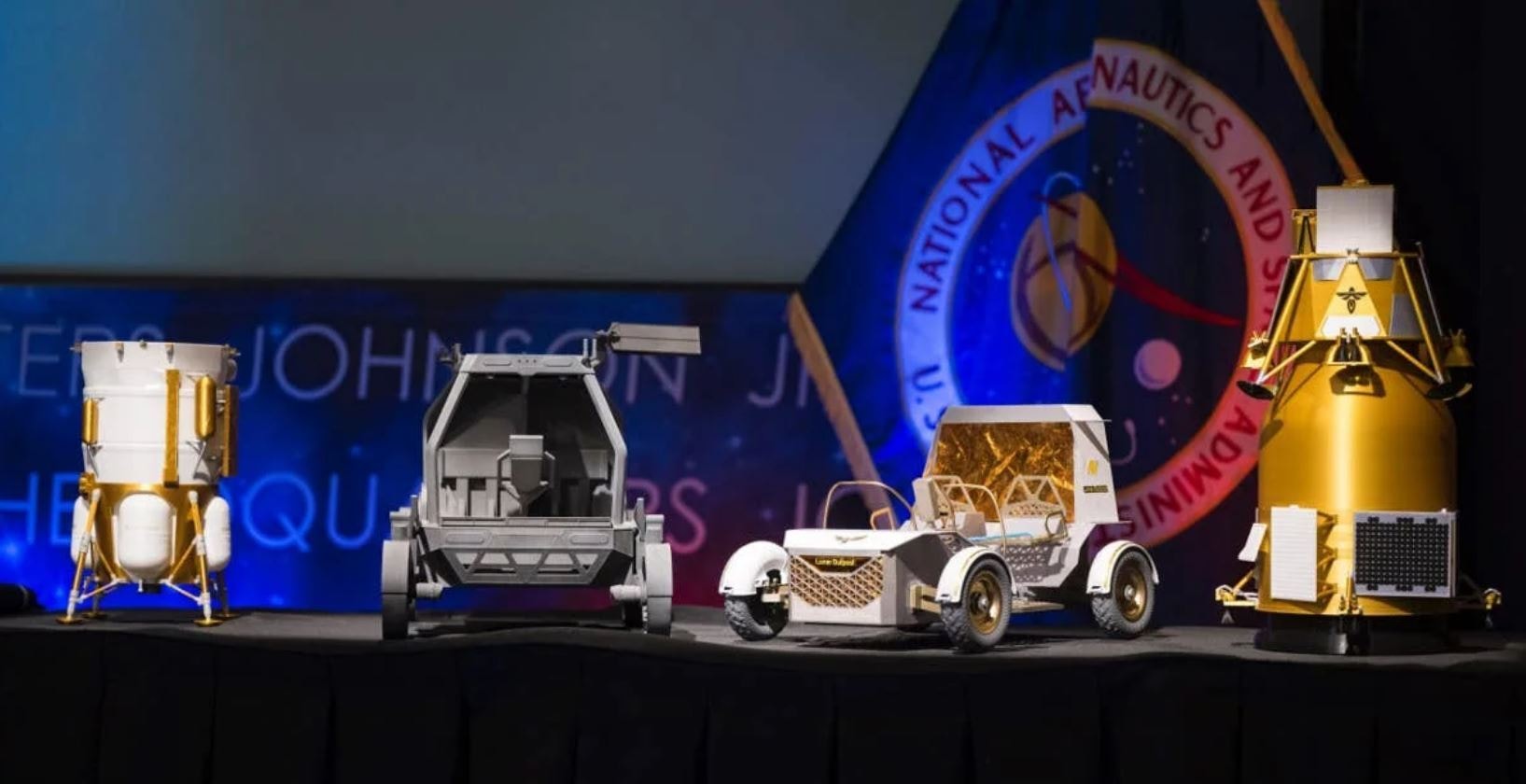 Mẫu Pegasus của Lunar Outpost (phải) và CLV-1 của Astrolab (trái) có thiết kế khá tương đồng khi đều lấy cảm hứng từ các dòng xe địa hình side-by-side. Mỗi xe nặng khoảng một tấn và được thiết kế để chở hai phi hành gia.