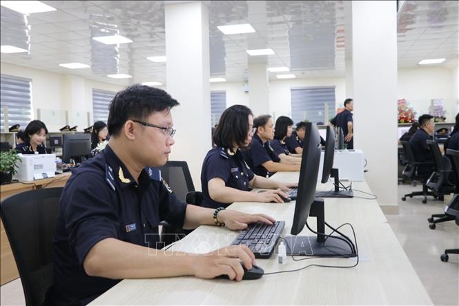 Bãi bỏ 10 thủ tục trong lĩnh vực hải quan, kinh doanh hàng miễn thuế- Ảnh 1. Bãi bỏ 10 thủ tục trong lĩnh vực hải quan, kinh doanh hàng miễn thuế- Ảnh 1.
