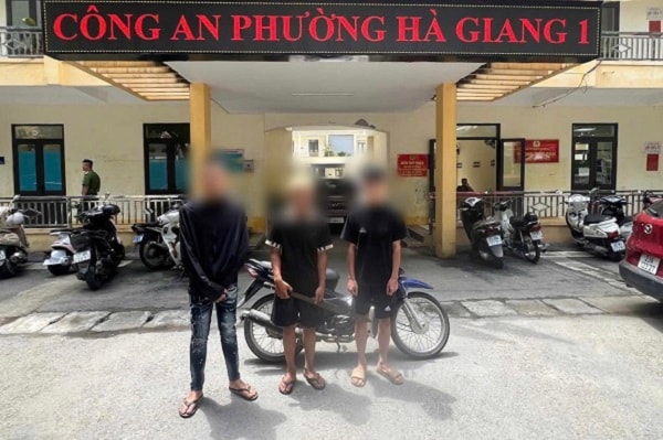 Tuyên Quang: Tạm giữ nhóm thanh thiếu niên mang kiếm ‘hỗn chiến’, quay clip đăng TikTok- Ảnh 1. Tuyên Quang: Tạm giữ nhóm thanh thiếu niên mang kiếm ‘hỗn chiến’, quay clip đăng TikTok- Ảnh 1.