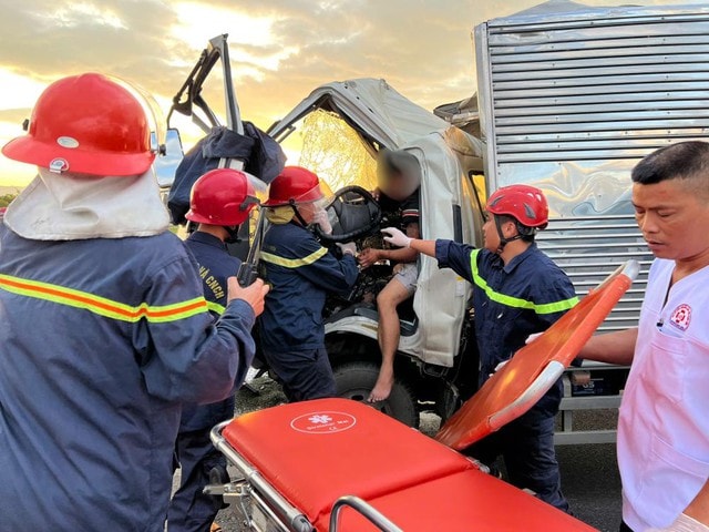 Xe tải tông nhau trên cao tốc, 3 người thương vong- Ảnh 2. Xe tải tông nhau trên cao tốc, 3 người thương vong- Ảnh 2.