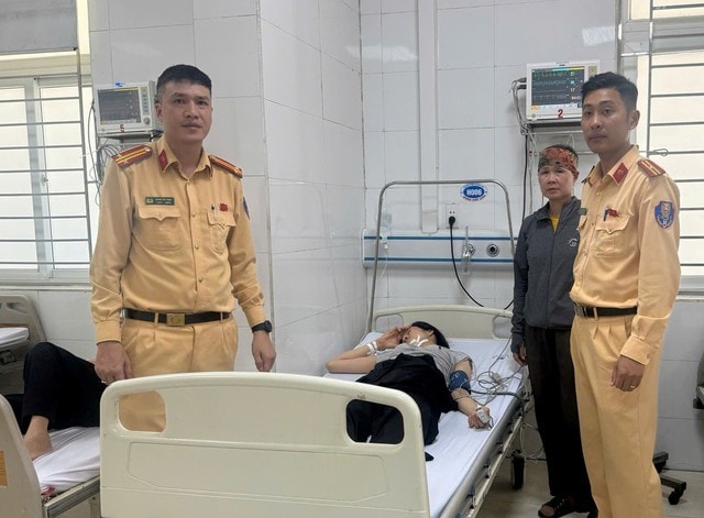 Dùng xuồng cao tốc đưa nữ thuyền viên nghi tai biến đi cấp cứu- Ảnh 2.