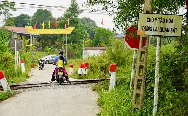 Ẩn họa từ đường ngang, lối đi tự mở qua đường sắt- Ảnh 2.
