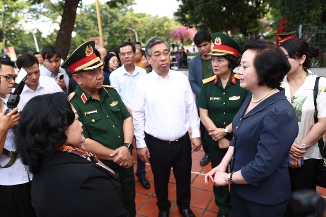 Phó Thủ tướng Phạm Thị Thanh Trà dâng hương tưởng niệm các anh hùng liệt sĩ tại Công viên Lê Thị Riêng- Ảnh 3.