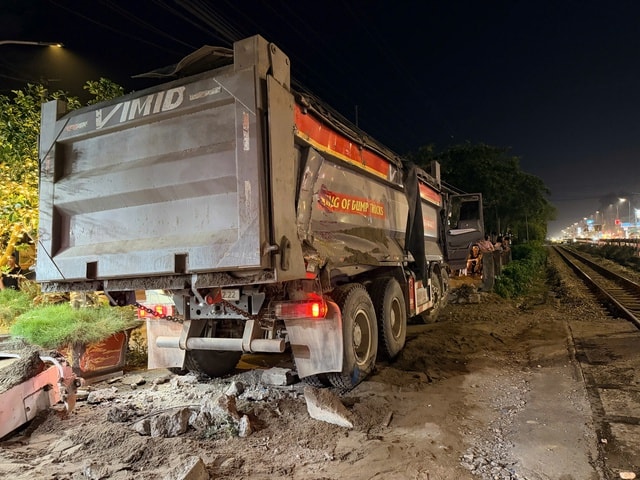 Vụ tàu hỏa đâm văng xe tải tại Thường Tín, Cục CSGT cảnh báonóng- Ảnh 2. Vụ tàu hỏa đâm văng xe tải tại Thường Tín, Cục CSGT cảnh báonóng- Ảnh 2.