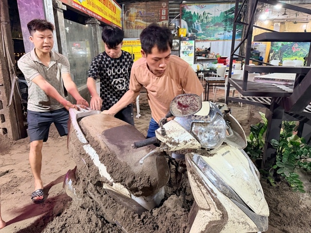 Vụ tàu hỏa đâm văng xe tải tại Thường Tín, Cục CSGT cảnh báonóng- Ảnh 3. Vụ tàu hỏa đâm văng xe tải tại Thường Tín, Cục CSGT cảnh báonóng- Ảnh 3.