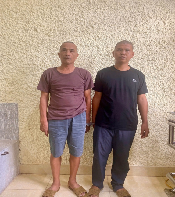 Nhét phong bì vào xe ô tô của công an để xin 'không khởi tố', hai đối tượng bắt vì đưa hối lộ- Ảnh 1.