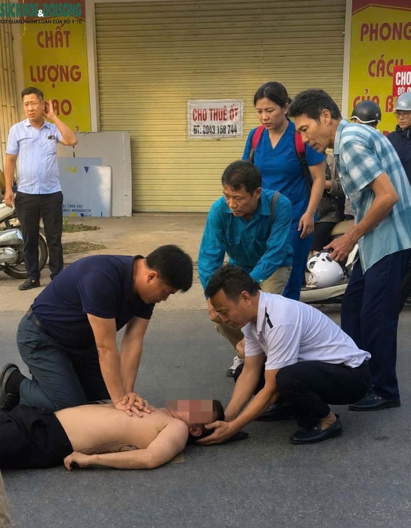 Trên đường đi làm về gặp người bất tỉnh bên đường, các y bác sĩ lao vào cấp cứu - Ảnh 1. Trên đường đi làm về gặp người bất tỉnh bên đường, các y bác sĩ lao vào cấp cứu - Ảnh 1.
