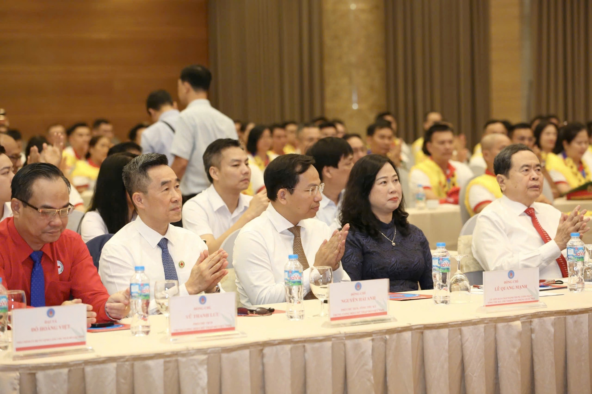 Tôn vinh 100 người hiến máu tiêu biểu toàn quốc: Lan tỏa những câu chuyện đẹp về tình người- Ảnh 1. Tôn vinh 100 người hiến máu tiêu biểu toàn quốc: Lan tỏa những câu chuyện đẹp về tình người- Ảnh 1.