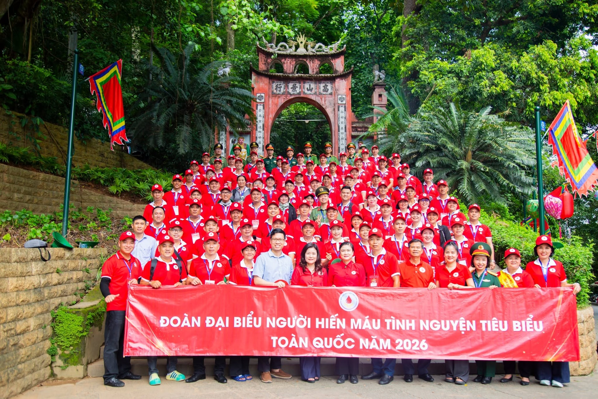 Tôn vinh 100 người hiến máu tiêu biểu toàn quốc: Lan tỏa những câu chuyện đẹp về tình người- Ảnh 3. Tôn vinh 100 người hiến máu tiêu biểu toàn quốc: Lan tỏa những câu chuyện đẹp về tình người- Ảnh 3.