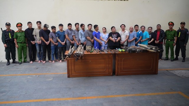 Dựng 'luật ngầm' chèn ép tiểu thương, nhóm Chành cua 46 thu lợi bất chính hơn 40 tỷ đồng. - Ảnh 1. Dựng 'luật ngầm' chèn ép tiểu thương, nhóm Chành cua 46 thu lợi bất chính hơn 40 tỷ đồng. - Ảnh 1.