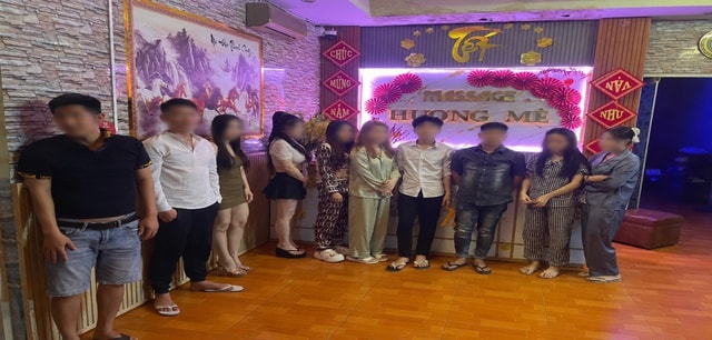Bắt quả tang 5 cặp nam, nữ đang thực hiện hành vi mua bán dâm tại cơ sở massage- Ảnh 2. Bắt quả tang 5 cặp nam, nữ đang thực hiện hành vi mua bán dâm tại cơ sở massage- Ảnh 2.