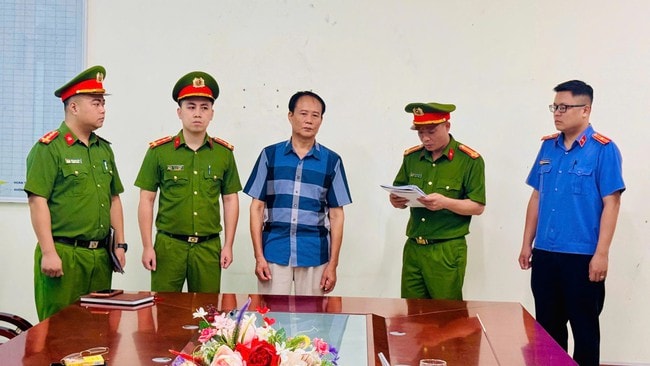 Bắt tạm giam 3 nguyên cán bộ thuế Lào Cai liên quan sai phạm thu phí cửa khẩu- Ảnh 1. Bắt tạm giam 3 nguyên cán bộ thuế Lào Cai liên quan sai phạm thu phí cửa khẩu- Ảnh 1.