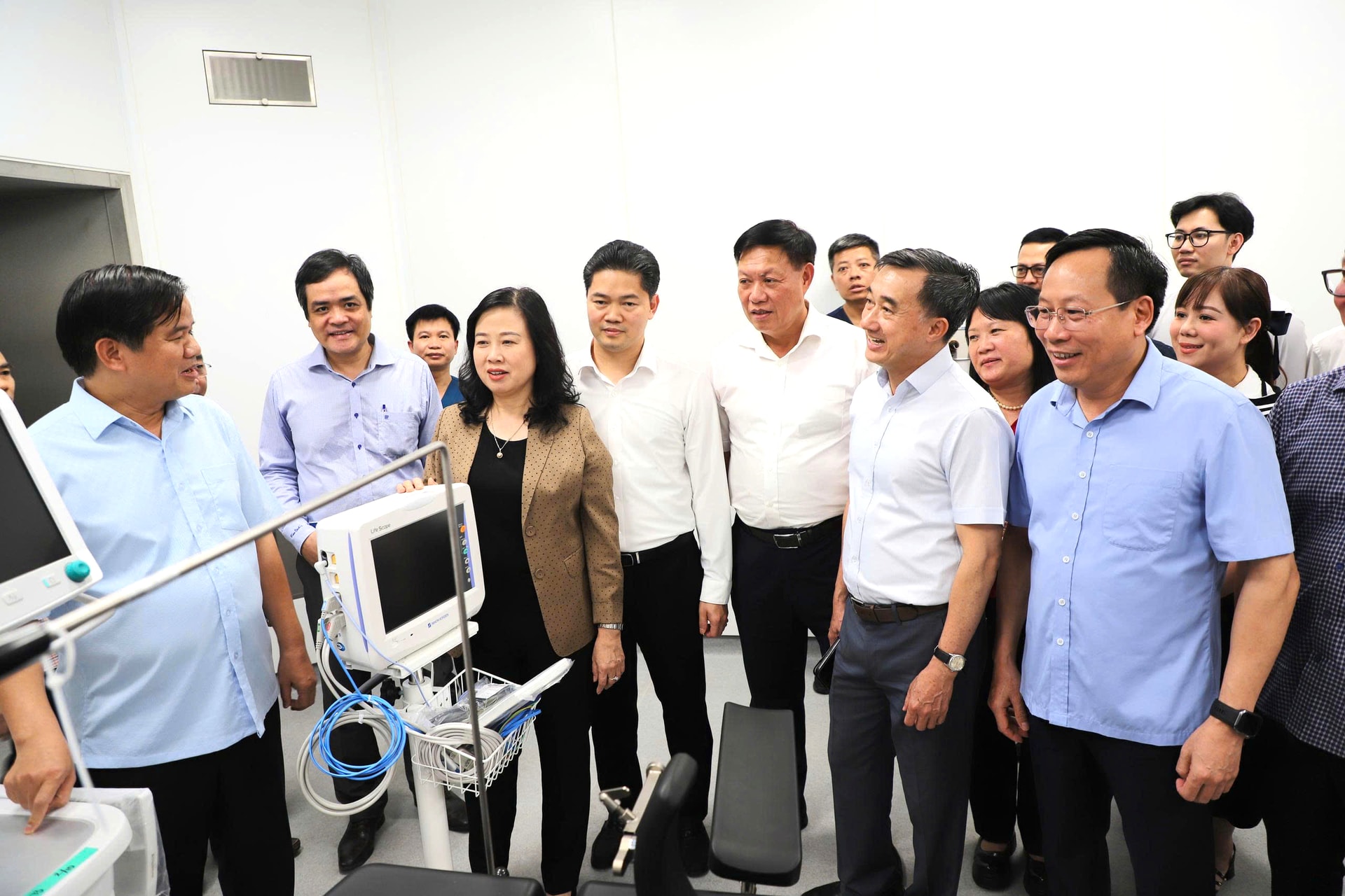 Bộ trưởng Đào Hồng Lan: Quyết tâm đưa Cơ sở 2 Bệnh viện Bạch Mai vào hoạt động cuối tháng 6- Ảnh 1. Bộ trưởng Đào Hồng Lan: Quyết tâm đưa Cơ sở 2 Bệnh viện Bạch Mai vào hoạt động cuối tháng 6- Ảnh 1.