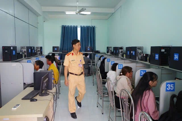 Đề xuất tăng mạnh câu hỏi thi lý thuyết cấp giấy phép lái xe, chống học mẹo- Ảnh 1. Đề xuất tăng mạnh câu hỏi thi lý thuyết cấp giấy phép lái xe, chống học mẹo- Ảnh 1.