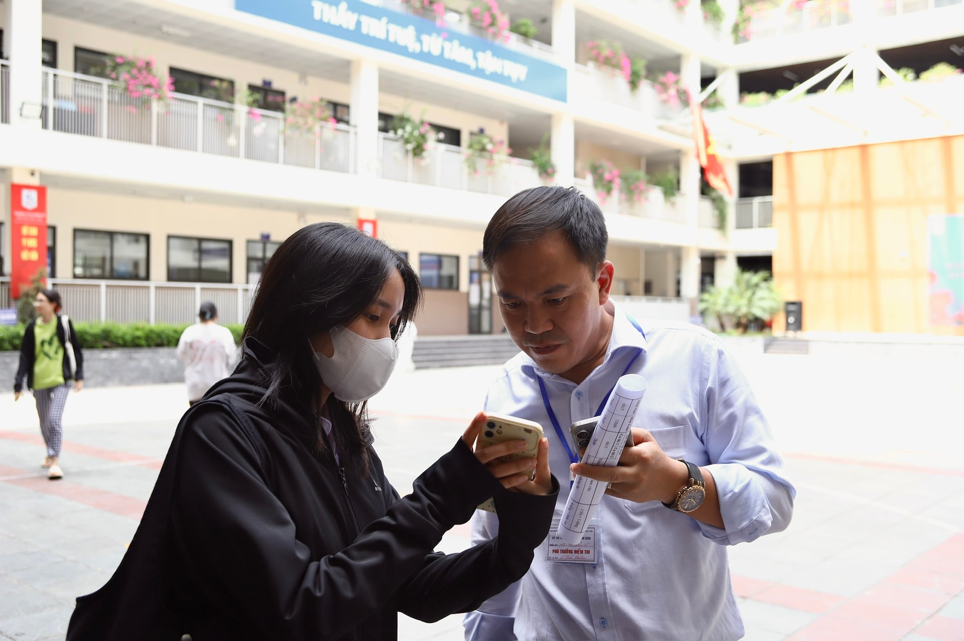 Ảnh: Thí sinh rạng rỡ đi làm thủ tục dự thi tốt nghiệp THPT năm 2026- Ảnh 7.