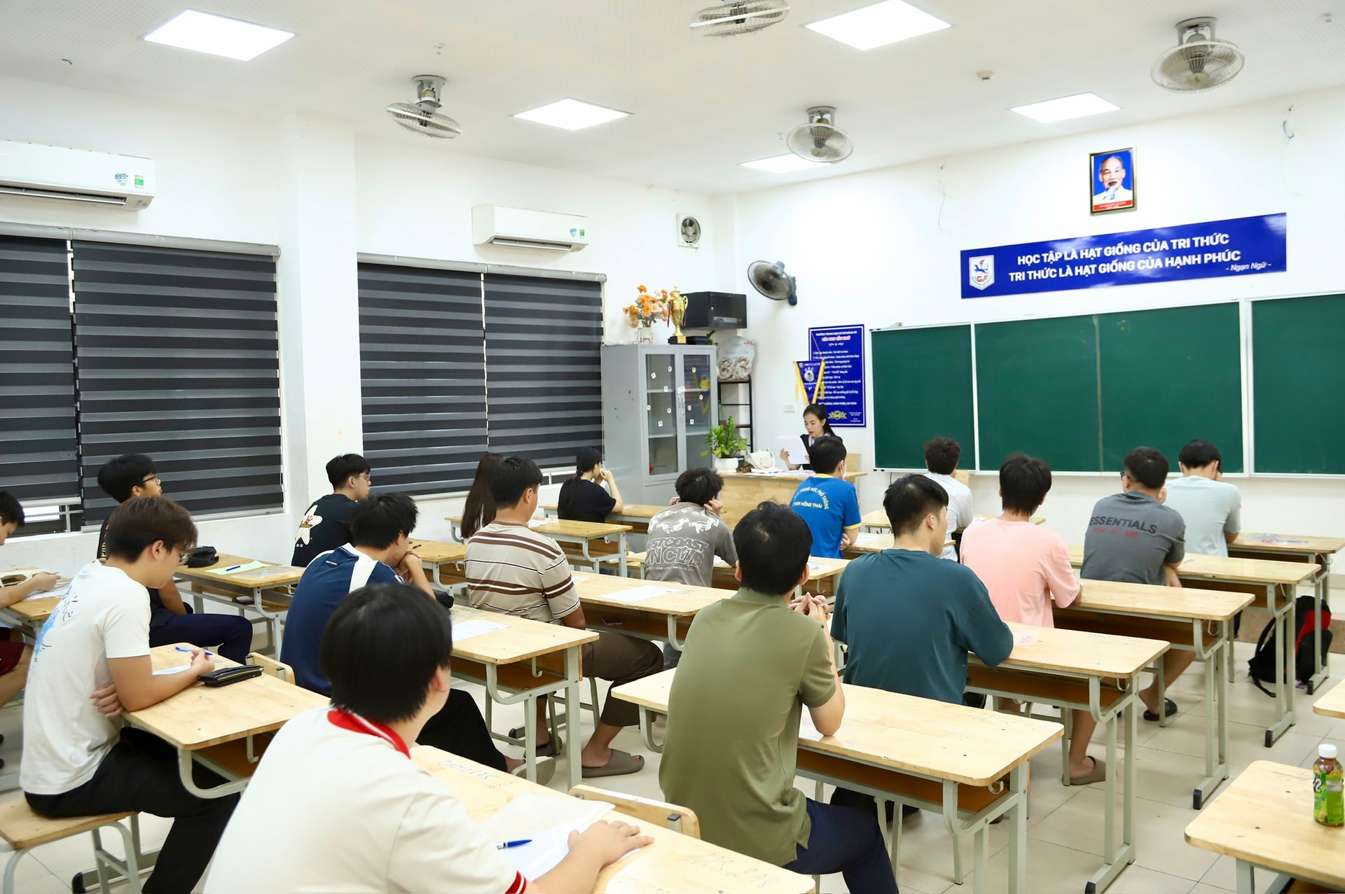 Ảnh: Thí sinh rạng rỡ đi làm thủ tục dự thi tốt nghiệp THPT năm 2026- Ảnh 12.