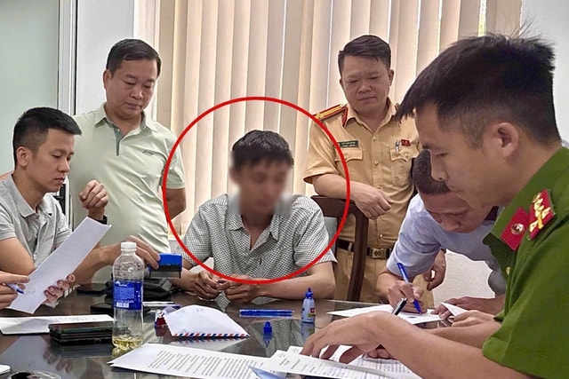 Hà Nội: Thí sinh giấu camera cúc áo, tai nghe siêu nhỏ để gian lận thi bằng lái xe- Ảnh 1. Hà Nội: Thí sinh giấu camera cúc áo, tai nghe siêu nhỏ để gian lận thi bằng lái xe- Ảnh 1.