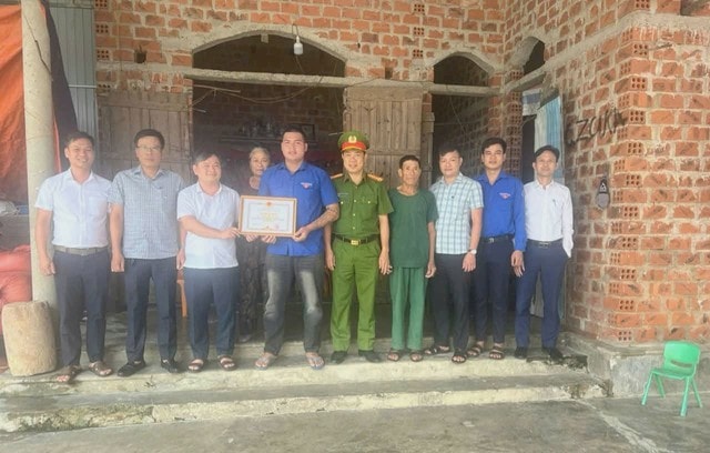 Tuyên dương thanh niên dũng cảm cứu 2 người đuối nước- Ảnh 1. Tuyên dương thanh niên dũng cảm cứu 2 người đuối nước- Ảnh 1.