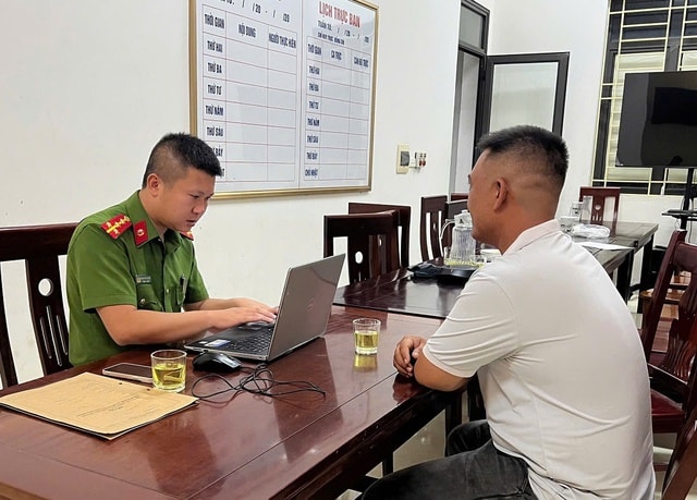Bé trai 10 tuổi chi chít vết bầm trên người, người cha khai 'đánh để dạy dỗ'- Ảnh 1.
