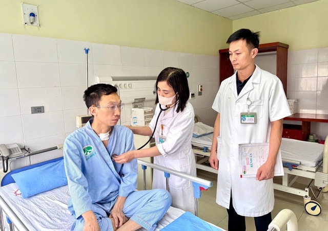 Nghẹt thở chạy đua với 'tử thần', cứu sống Trung tá Công an bị đâm đứt động mạch cảnh- Ảnh 3. Nghẹt thở chạy đua với 'tử thần', cứu sống Trung tá Công an bị đâm đứt động mạch cảnh- Ảnh 3.