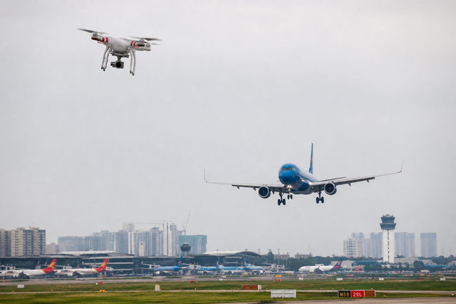 Liên tiếp xảy ra sự cố gần sân bay: Bay drone thế nào để không bị phạt?- Ảnh 2. Liên tiếp xảy ra sự cố gần sân bay: Bay drone thế nào để không bị phạt?- Ảnh 2.