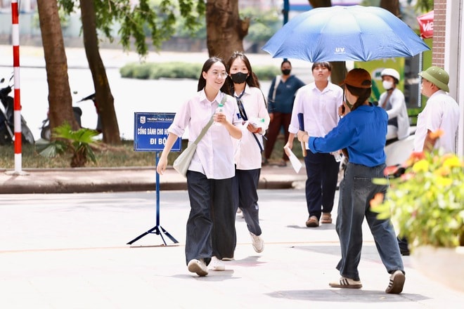 Ảnh: Thí sinh rạng rỡ đi làm thủ tục dự thi tốt nghiệp THPT năm 2026- Ảnh 2.