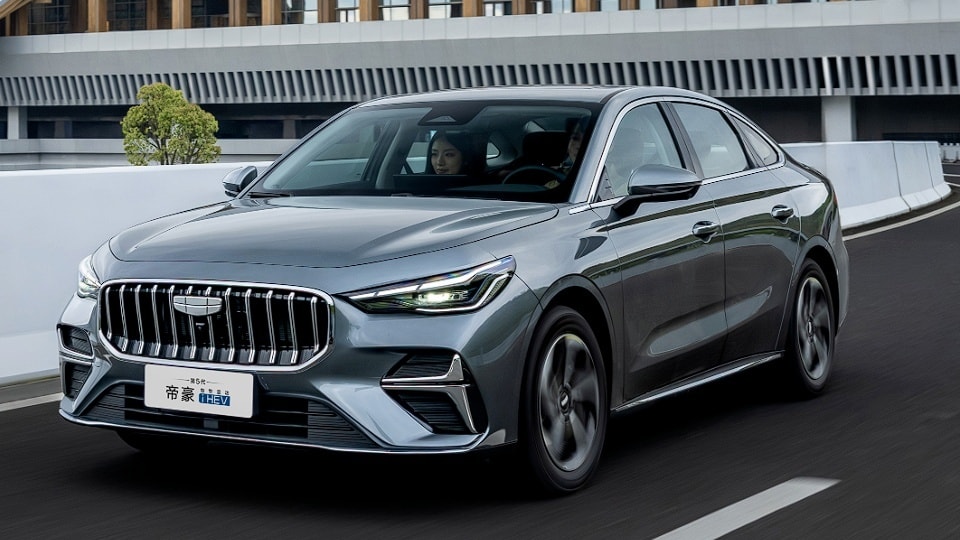 Diện mạo đầu xe Geely Emgrand i-HEV nổi bật với lưới tản nhiệt dạng nan dọc mở rộng.