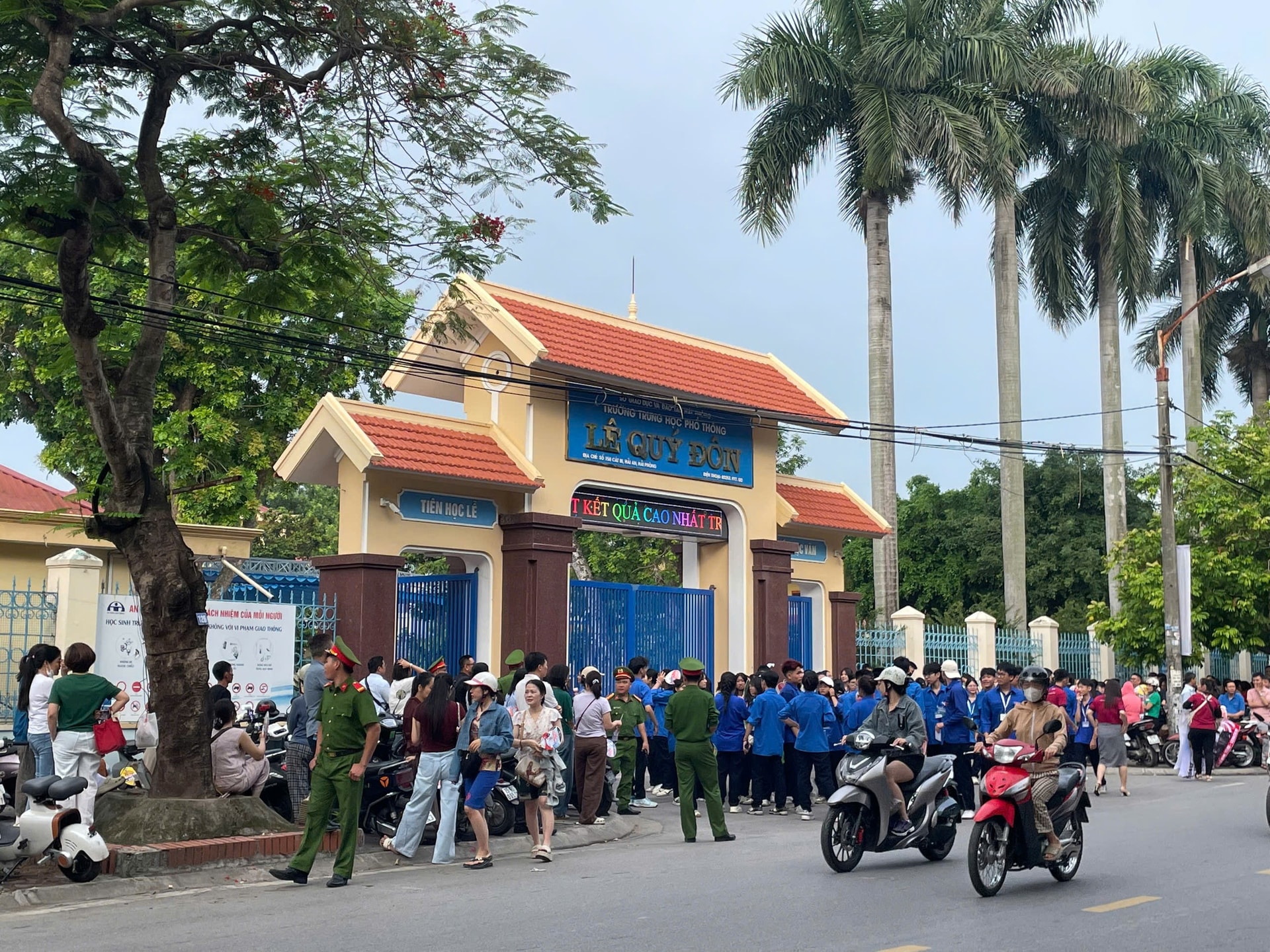 Một thí sinh Hải Phòng được lực lượng công an hỗ trợ đưa đến điểm thi đúng giờ- Ảnh 2. Một thí sinh Hải Phòng được lực lượng công an hỗ trợ đưa đến điểm thi đúng giờ- Ảnh 2.