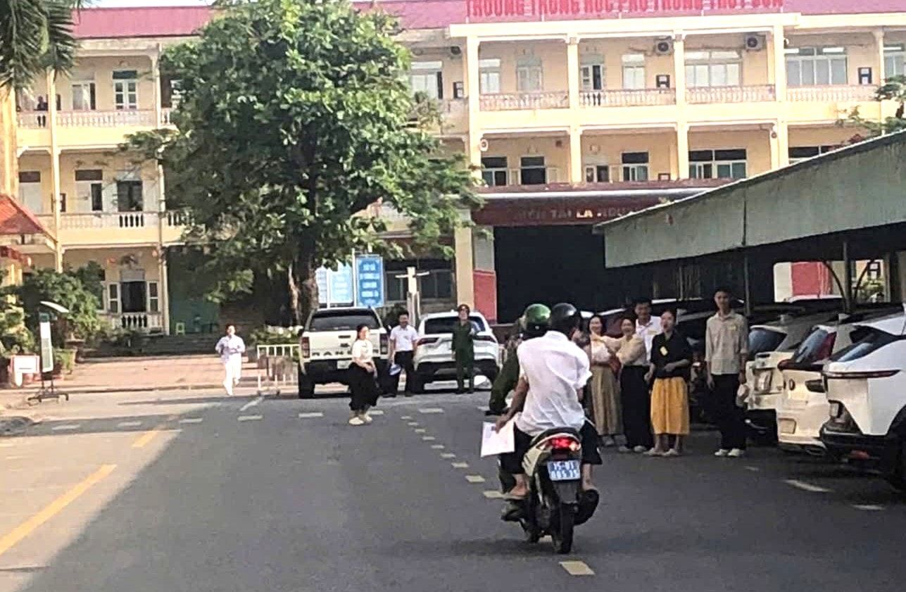 Một thí sinh Hải Phòng được lực lượng công an hỗ trợ đưa đến điểm thi đúng giờ- Ảnh 1. Một thí sinh Hải Phòng được lực lượng công an hỗ trợ đưa đến điểm thi đúng giờ- Ảnh 1.