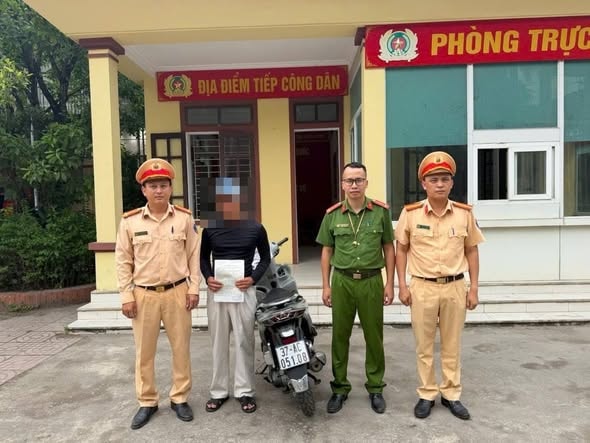 Buông cả hai tay, đánh võng giữa đường, nam thanh niên trả giá đắt  - Ảnh 1.