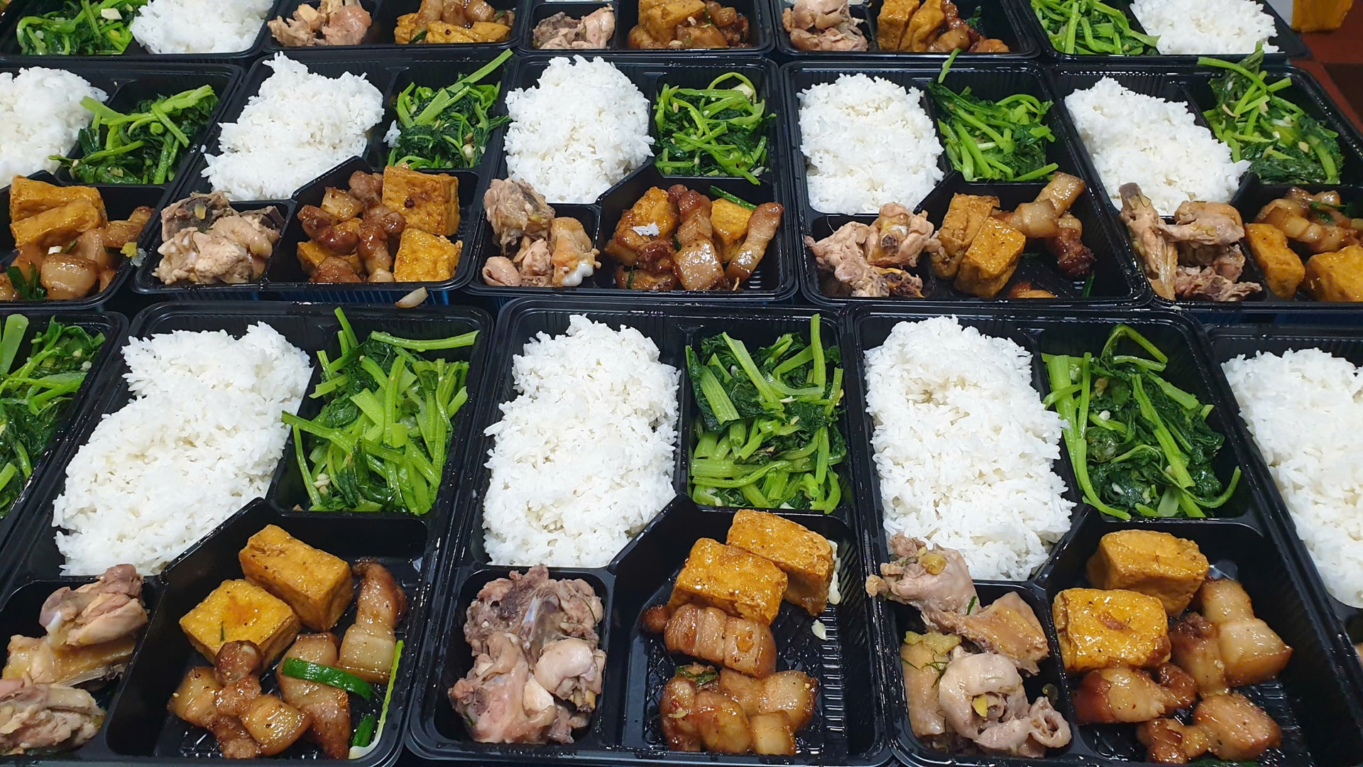 Ấm lòng những suất cơm tiếp sức sĩ tử vượt vũ môn- Ảnh 3. Ấm lòng những suất cơm tiếp sức sĩ tử vượt vũ môn- Ảnh 3.