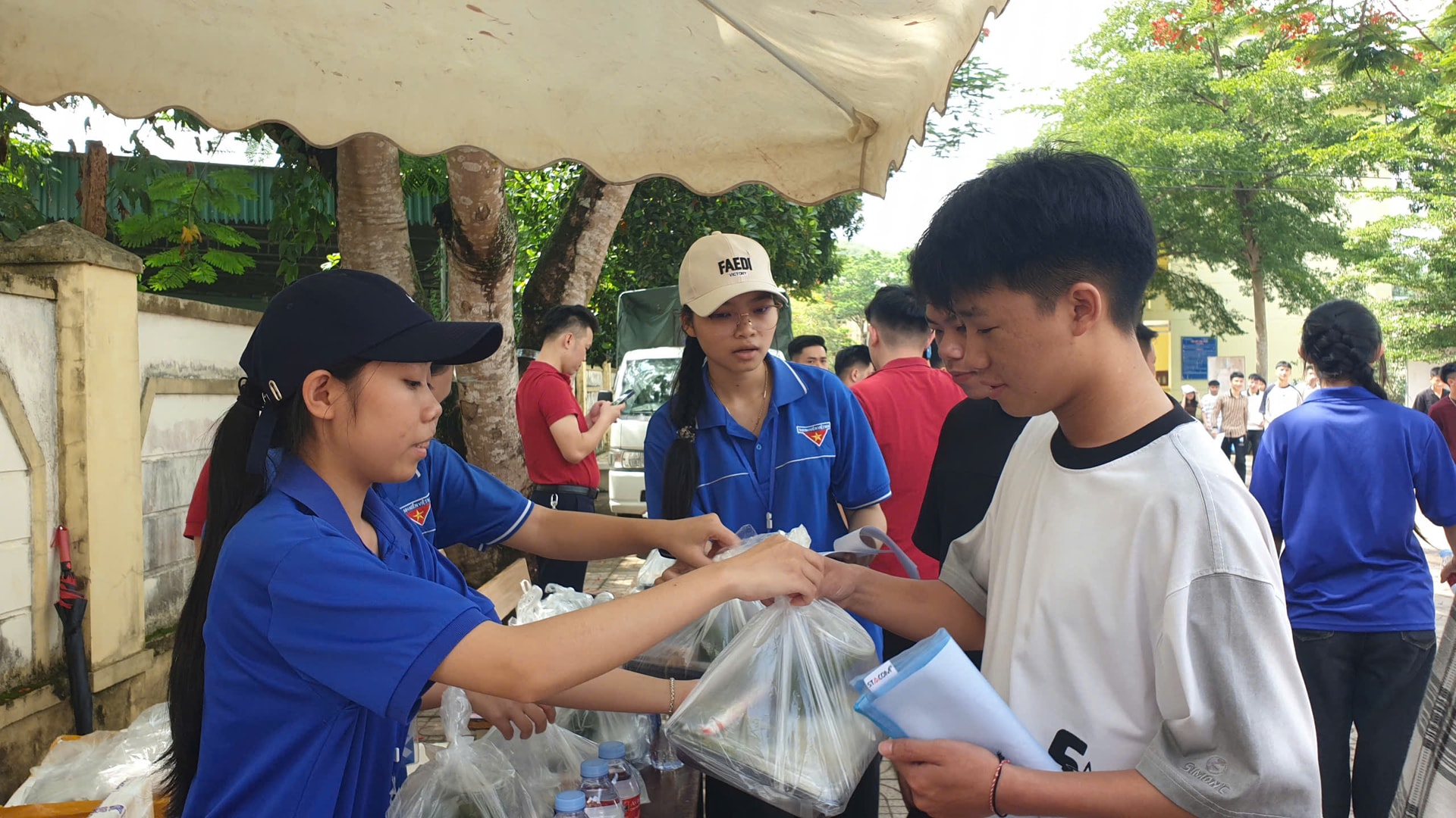 Ấm lòng những suất cơm tiếp sức sĩ tử vượt vũ môn- Ảnh 1. Ấm lòng những suất cơm tiếp sức sĩ tử vượt vũ môn- Ảnh 1.
