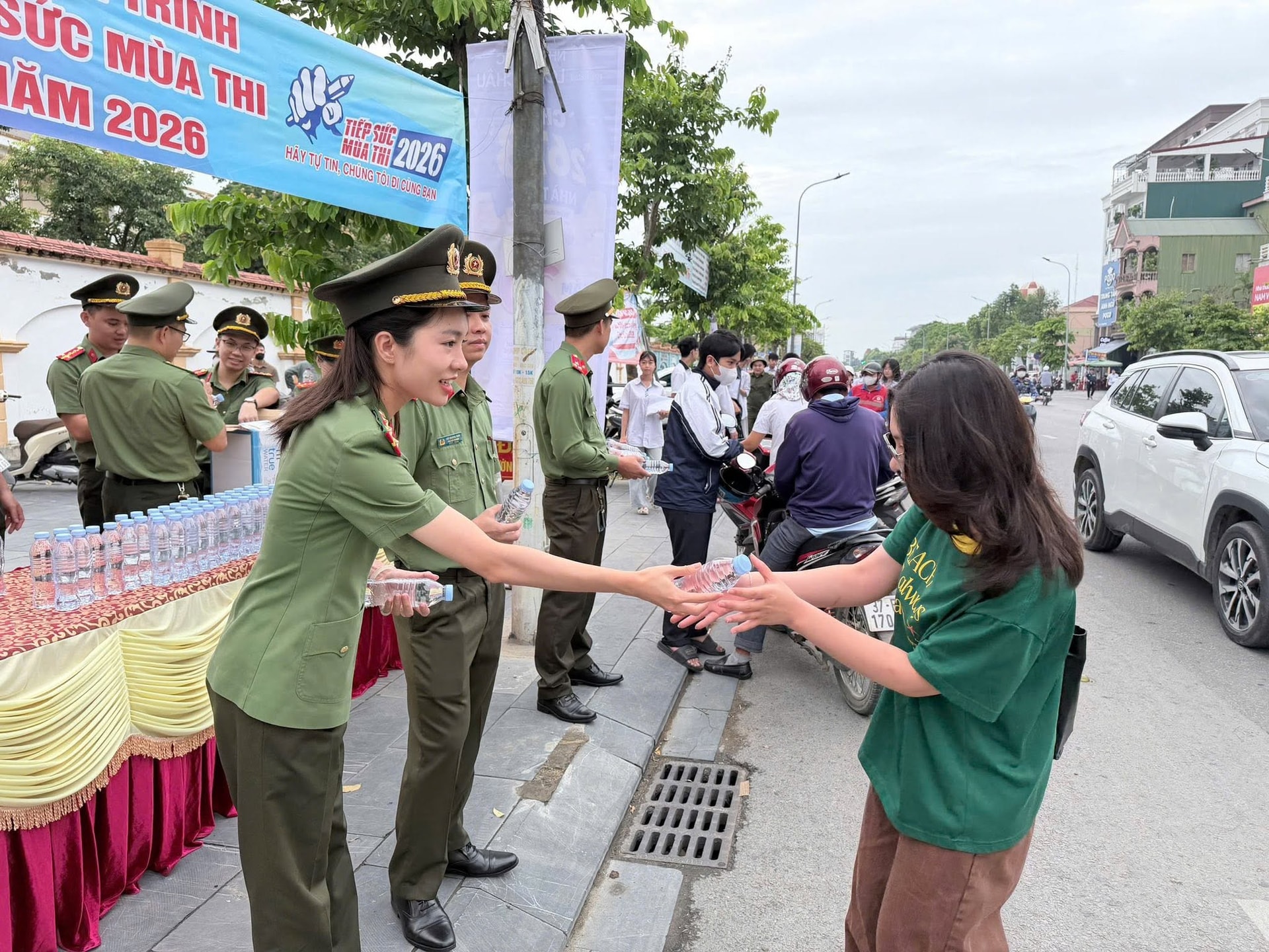 Ấm lòng những suất cơm tiếp sức sĩ tử vượt vũ môn- Ảnh 10. Ấm lòng những suất cơm tiếp sức sĩ tử vượt vũ môn- Ảnh 10.