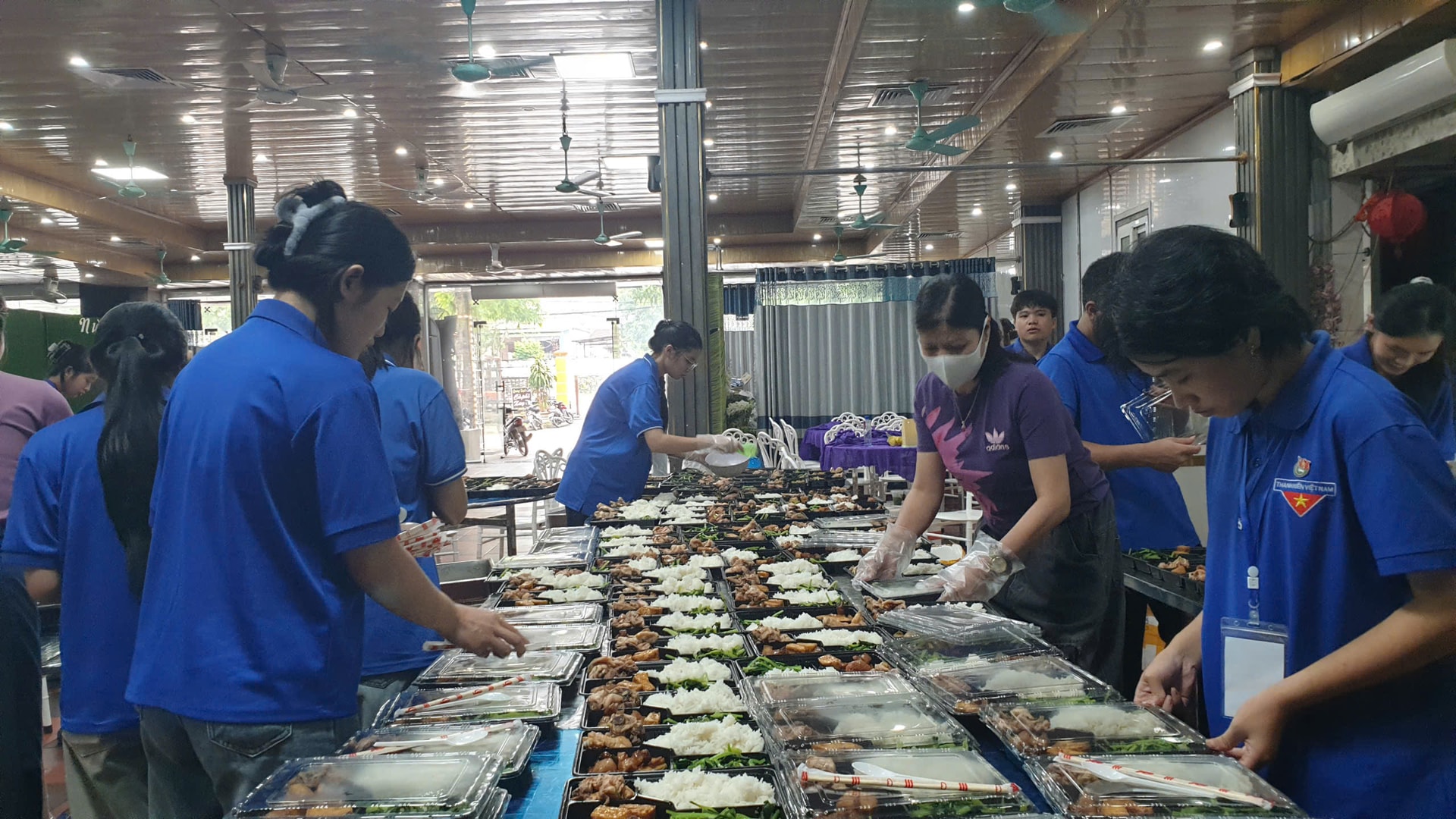 Ấm lòng những suất cơm tiếp sức sĩ tử vượt vũ môn- Ảnh 2. Ấm lòng những suất cơm tiếp sức sĩ tử vượt vũ môn- Ảnh 2.