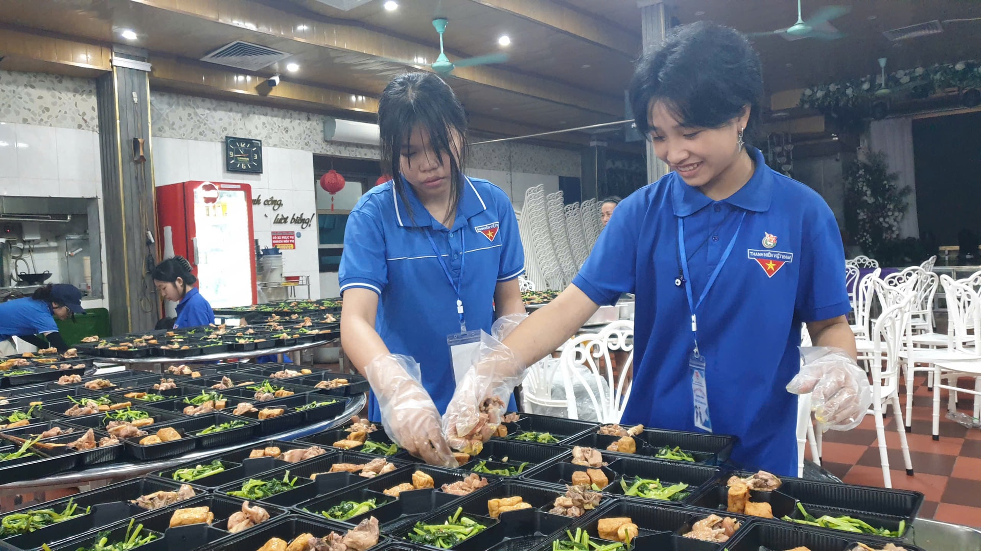 Ấm lòng những suất cơm tiếp sức sĩ tử vượt vũ môn- Ảnh 4. Ấm lòng những suất cơm tiếp sức sĩ tử vượt vũ môn- Ảnh 4.