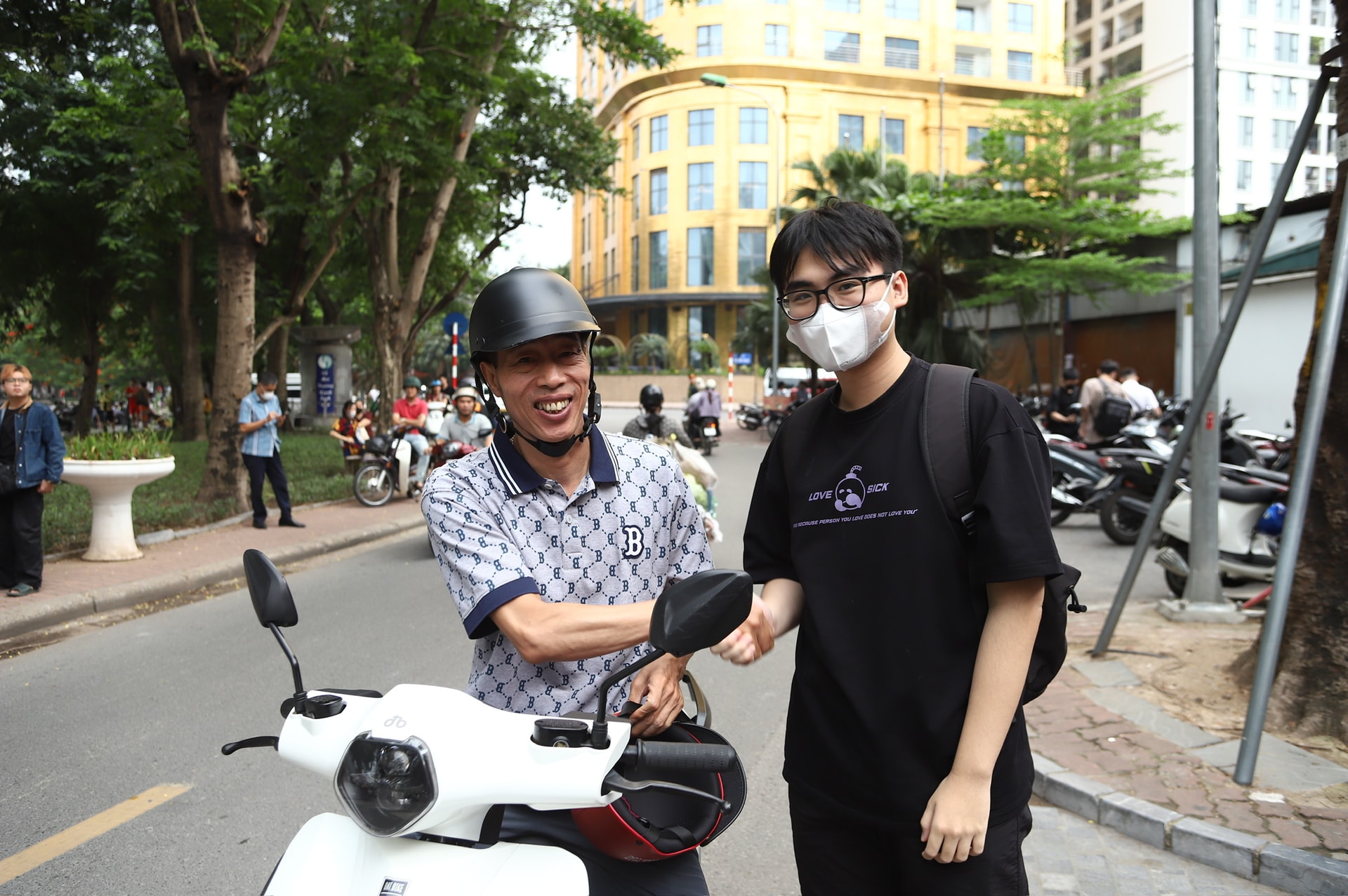 Gửi trọn niềm tin qua những cái ôm nơi cổng trường thi tốt nghiệp THPT 2026- Ảnh 12.
