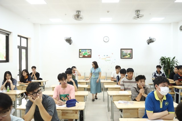 Sáng nay, hơn 1,22 triệu thí sinh làm bài thi Ngữ văn, mở màn kỳ thi tốt nghiệp THPT 2026- Ảnh 1.
