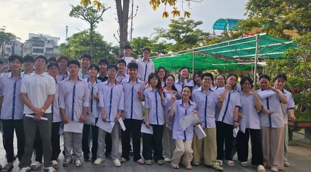 Những khoảng khắc đẹp trong ngày đầu thi tốt nghiệp THPT tại Quảng Ninh- Ảnh 1.