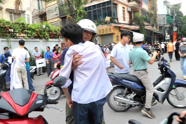 Người cha 18 năm làm đôi chân cho con, người bà 80 tuổi và những người thân thấp thỏm chờ sĩ tử thi tốt nghiệp THPT- Ảnh 1.