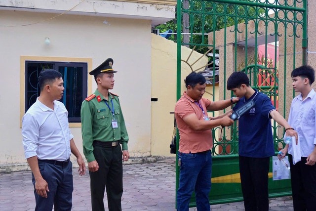 Hà Tĩnh dùng máy quét an ninh phòng gian lận thi cử - Ảnh 3. Hà Tĩnh dùng máy quét an ninh phòng gian lận thi cử - Ảnh 3.