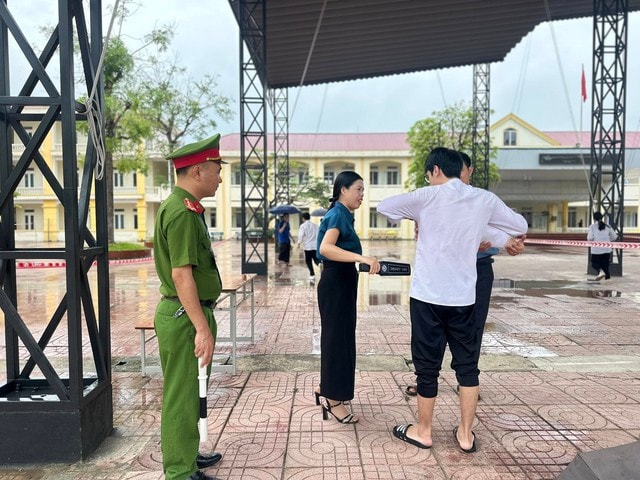 Hà Tĩnh dùng máy quét an ninh phòng gian lận thi cử - Ảnh 2. Hà Tĩnh dùng máy quét an ninh phòng gian lận thi cử - Ảnh 2.